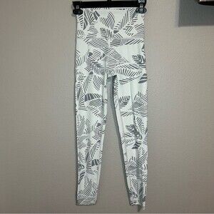 Aerie Chill Play Move leaf print high waisted active leggings size small